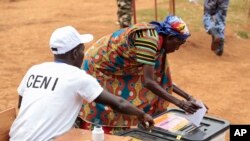 A Burundian woman casts her vote in parliamentary elections in Ngozi, Burundi, June 29, 2015. 