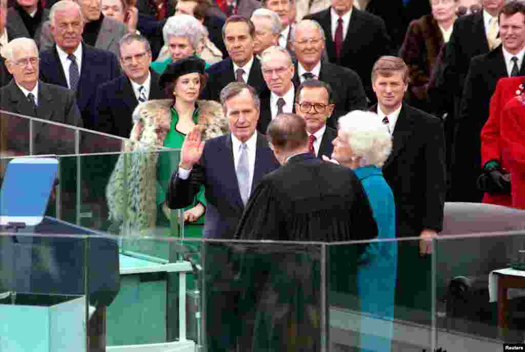 پرزیدنت جورج هربرت واکر بوش هنگام سوگند ریاست جمهوری
