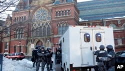 Equipos SWAT de la policía llegan a un edificio de la Universidad de Harvard donde se reportó la presencia de explosivos, que han resultado ser un engaño.