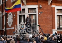 ຜູ້ກໍ່ຕັ້ງ WikiLeaks ທ້າວ Julian Assange ຢຶນກ່າວຕໍ່ພວກນັກຂ່າວ ຢູ່ລະບຽງສະຖານທູດເອກົວດໍ່.