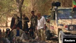 Des comabttants touaregs du mouvement rebelle séparatiste MNLA s'abritent à l'ombre d'un arbre dans le désert près de Tabankort, Mali, le 13 février 2015. 