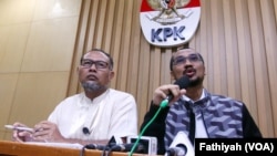 Ketua KPK Abraham Samad (kanan) dan Bambang Widjojanto dalam konferensi pers yang mengumumkan penetapan calon Kapolri sebagai tersangka kasus korupsi di Jakarta (13/1). (VOA/Fatiyah Wardah)