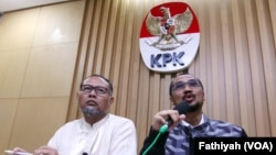 Ketua KPK Abraham Samad (kanan) dan deputinya Bambang Widjojanto yang sekarang sudah non-aktif karena proses hukum. (Foto: Dok)