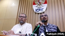 Wakil Ketua KPK non aktif Bambang Widjojanto (kiri) dan Ketua KPK non aktif, Abraham Samad (foto: VOA/Fatiyah Wardah). 