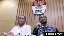 Ketua KPK Abraham Samad (kanan) dan mantan Wakil Ketua KPK, Bambang Widjojanto (foto: dok). Ritme kerja KPK terganggu karena pimpinannya menjadi tersangka.