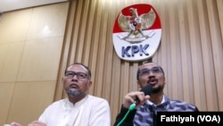 Abraham Samad (kanan) dan Bambang Widjojanto saat masih menjabat sebagai Ketua KPK dan Wakil Ketua KPK (VOA/Fatiyah Wardah)