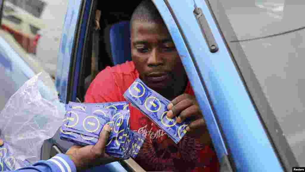 Un chauffeur de taxi reçoit des préservatifs à Daveyton, Afrique du Sud, le 27 novembre 2014.