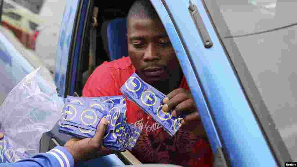 Un chauffeur de taxi reçoit des préservatifs à Daveyton, Afrique du Sud, le 27 novembre 2014.