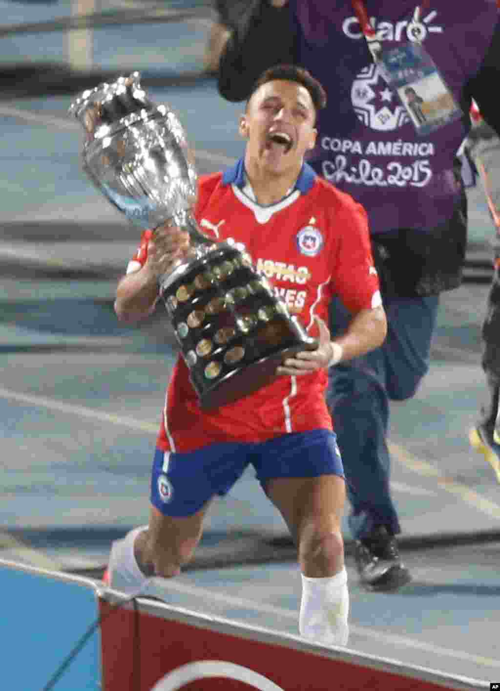 Alexis Sanchez e a felicidade da conquista da Copa América Centenário