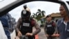 ၂၀၁၉ မေလ ၂၄ ရက်နေ့က ထိုင်းနယ်စပ် ရှိ ရဲအရာရှိများ နယ်စပ်ဖြတ်ကျော်မှုကို စစ်ဆေးနေစဉ်။ 
