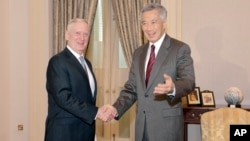 Singapore's Prime Minister Lee Hsien Loong, right, meets U.S. Defense Secretary Jim Mattis, for a bilateral meeting at the Istana or Presidential Palace in Singapore on June 2, 2017. 