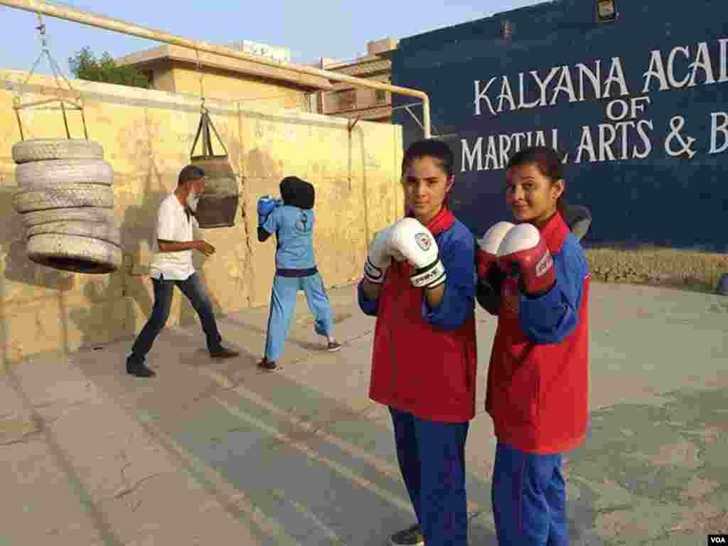 دختران علاقه مند به ورزش مشت&zwnj;زنی در شهر کراچی&nbsp;