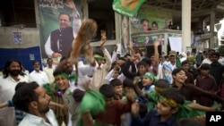 Những người ủng hộ cựu Thủ tướng Pakistan Nawaz Sharif mừng chiến thắng tại Islamabad, ngày 12/5/2013.