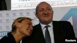 Ứng cử viên tổng thống Georgy Margvelashvili (phải) tại trụ sở liên minh Georgian Dream, 27/10/13