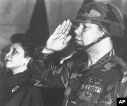 资料照片：时任美国陆军第五军军长、陆军中将的鲍威尔与夫人阿尔玛参加在德国法兰克福举行的一次告别仪式。(1986年12月30日)
