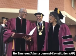 Robert F. Smith (kiri) tertawa bersama David Thomas (tengah) dan aktris Angela Bassett di Morehouse College, 19 Mei 2019, di Atlanta, Georgia.(Foto:AP)