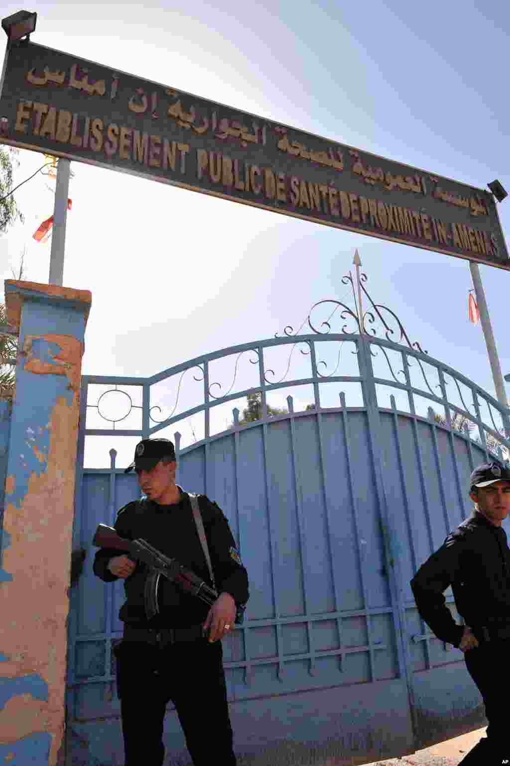 2013年1月18日，在恐怖分析袭击天然气设施两天后，阿尔及利亚特警部队守卫着殷阿梅纳斯的医院。