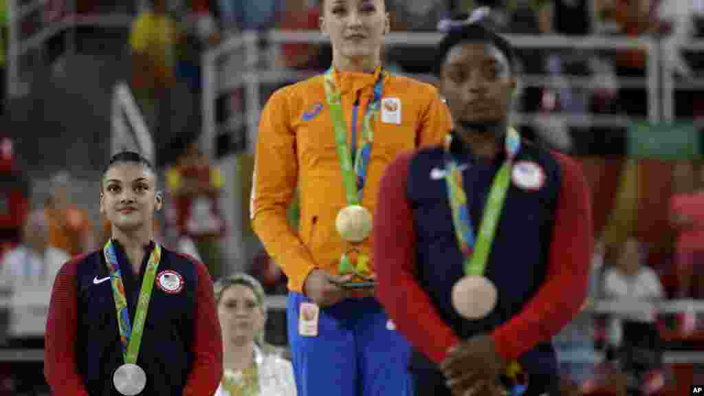 &nbsp;Sanne Wevers ,Lauren Hernandez, et Simone Biles après avoir reçu leurs médailles à Rio de Janeiro, le 15 août 2016.