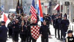 Desničarska povorka maršira centrom Zagreba noseći hrvatsku i američku zastavu i ustaška obeležja (AP Photo) 