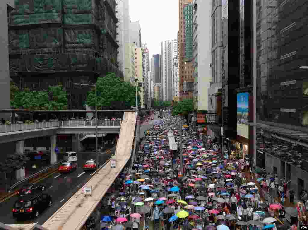 香港学生预演占领中环 (美国之音海彦拍摄)