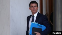 French Prime Minister Manuel Valls leaves the Elysee Palace in Paris, following a cabinet meeting Nov. 9, 2016. Valls supports tariffs on imports from countries that do not implement the Paris Agreement.