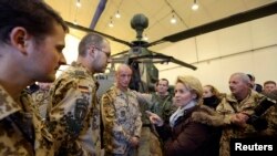 Alman Savunma Bakanı Ursula von der Leyen bir askeri üssü ziyaret ederken 