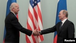 Joe Biden, então vice-presidente americano, cumprimenta Vladimir Putin, Presidente russo, em Moscovo, 10 de Março de 2011