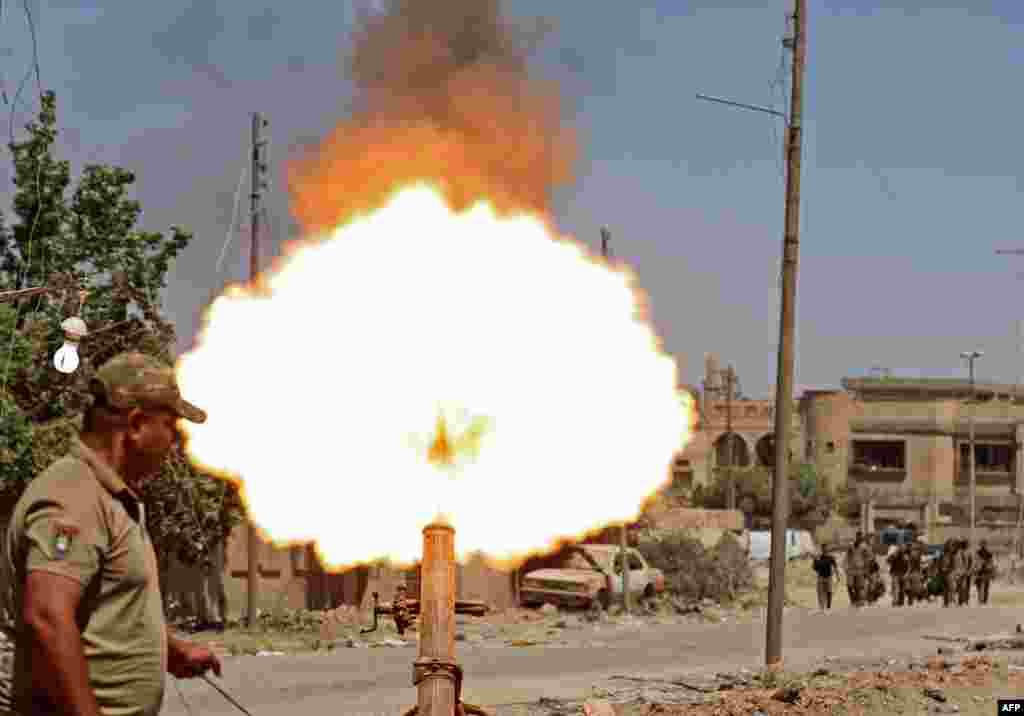 이슬람 수니파 극단주의 무장단체 ISIL과 전투가 진행중인 모술 시내에서 이라크군이 박격포를 쏘고있다. &nbsp;