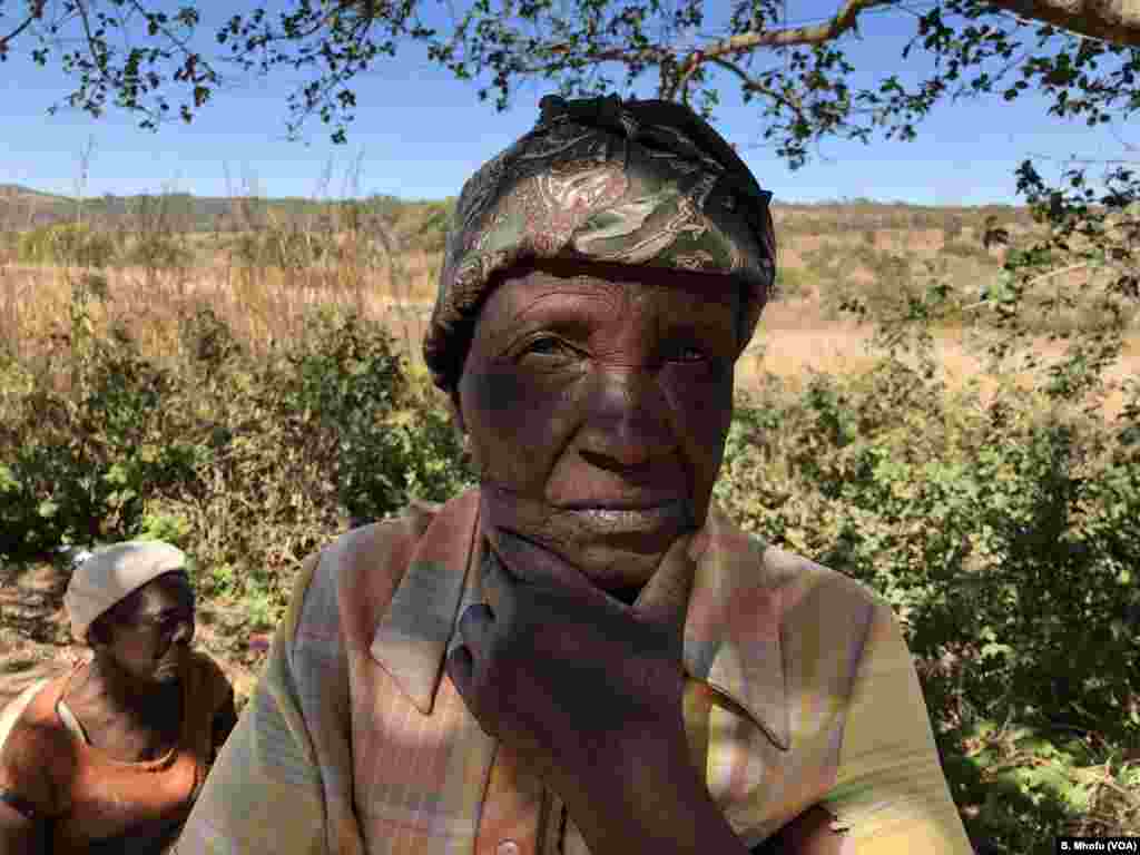 Helen Katandika kutoka eneo la Arcturus lenye migodi na kilimo anasema atampigia kura Mgombea Mnangagwa.