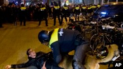 Yon polisye anti-emet olandè kap eseye arete yon demonstratè pro-Erdogan deyò konsila Tirk la nan Rotterdam, Oland,12 mas 2017.