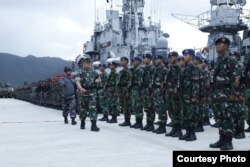 Foto yang dirilis oleh TNI (3/1/2019) menunjukkan Laksamana Madya Yudo Margono sedang memeriksa pasukan di Natuna. Indonesia memperketat pengawasan atas perairan Natuna. (Courtesy: Puspen TNI)