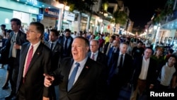 Ông Pompeo được Đại sứ Mỹ tại Việt Nam Daniel Kritenbrink tháp tùng đi dạo phố ở Hà Nội hôm 8/7.