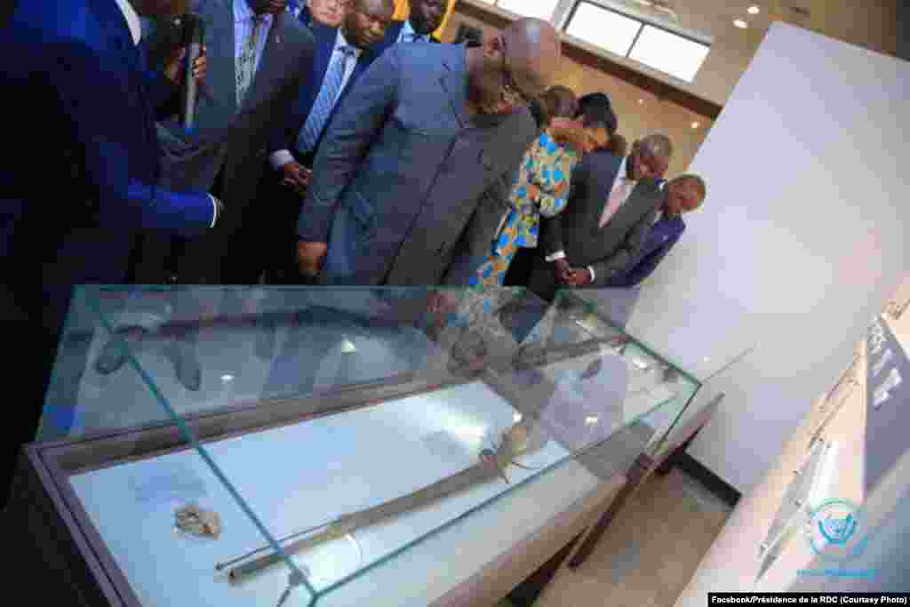 Président Félix Tshisekedi elongo na mokambi ya Assemblée nationale Jeanine Mabunda na bufungwami ya Musée national ya sika, Kinshasa, RDC, 23 novembre 2019. (Facebook/Présidence de la RDC)