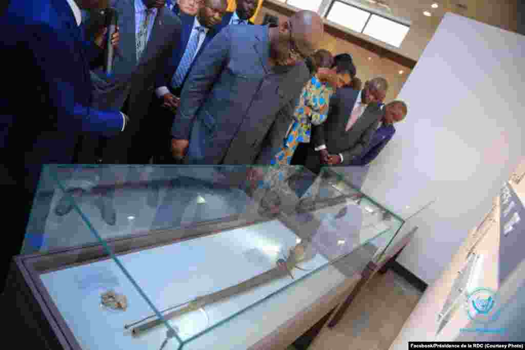 Pr&#233;sident F&#233;lix Tshisekedi elongo na mokambi ya Assembl&#233;e nationale Jeanine Mabunda na bufungwami ya Mus&#233;e national ya sika, Kinshasa, RDC, 23 novembre 2019. (Facebook/Pr&#233;sidence de la RDC)