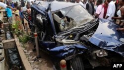 L'épave d'une voiture après un accident de la route dans le district de Mont-Ngafula, à Kinshasa, le 16 février 2020.
