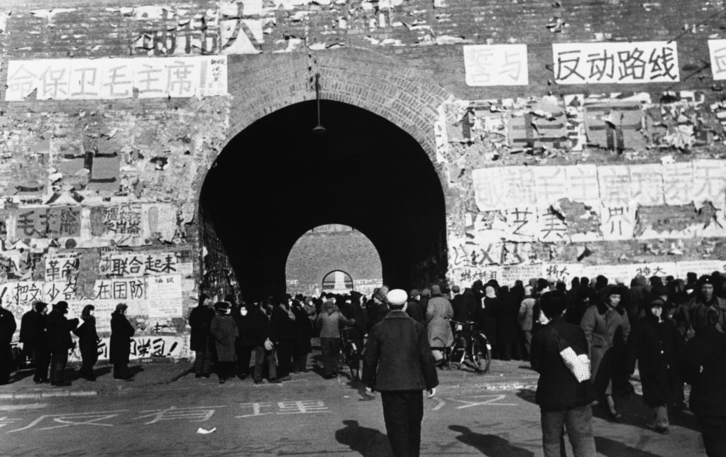 历史照片：北京前门的文革大字报和标语。(1967年1月26日)