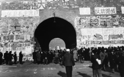 历史照片：北京前门的文革大字报和标语。(1967年1月26日)