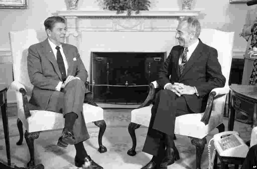 Tổng thống Hoa Kỳ Ronald Reagan hội đàm với Thủ tướng Israel Shimon Peres, phải, tại Toà Bạch Ốc ở Washington, 9/10/1984.