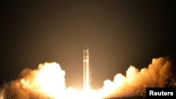 북한이 지난달 29일 새벽에 실시한 신형 대륙간탄도미사일 '화성-15형' 발사 모습을 관영 조선중앙통신을 통해 공개했다.