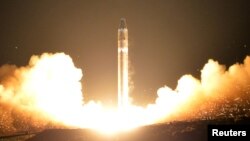 북한은 지난해 11월 화성15형 대륙간탄도미사일 발사를 마지막으로 탄도미사일 시험 발사를 중단했다.