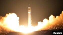 북한이 지난 2017년 11월 '화성-15형' 대륙간탄도미사일을 시험발사했다며 발사 장면을 공개했다.