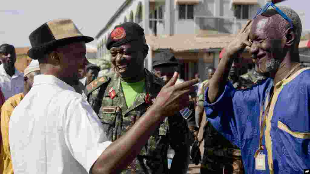 Le chef des forces armées de la Gambie, Ousmane Bargie, arrive à Banjul, en Gambie, le 22 janvier 2017.