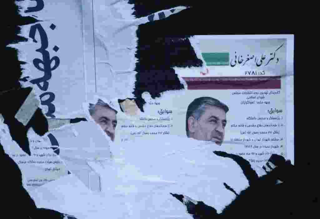 Posters electorales fueron destruidos en medio de la campaña electoral en Irán.