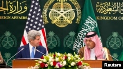 Ngoại trưởng Mỹ John Kerry (trái) tham dự một cuộc họp báo với Ngoại trưởng Ả Rập Saudi Saud Al Faisal ở Riyadh hồi tháng 3 năm 2015.