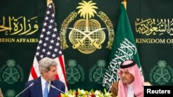 Američki državni sekretar Džon Keri sa ministrom spoljnih poslova Saudijske Arabije Saud bin Faisal bin Abdulaziz al-Saud u Rijadu, 5. mart 2015.