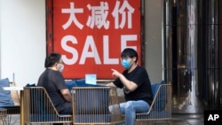 北京一家商场的促销减价广告。（2020年7月22日）