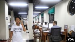 Len Leng, 25, is on her last day of reporting for the Cambodia Daily newspaper, Phnom Penh, Cambodia, September 3, 2017. (Hean Socheata/VOA Khmer)