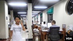 Staff of the Cambodia Daily work on their last day after more than 24 years of operation, Phnom Penh, Cambodia, September 3, 2017. (Hean Socheata/VOA)