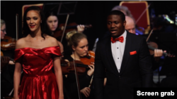  Gláucio Ngaca e Trudy Gertze durante um concerto da Orquestra Sinfônica da Namíbia em 2018