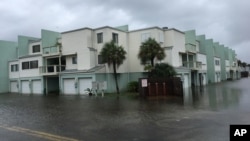 La lluvias del huracán Nate causaron inundaciones en Pensacola Beach, Florida, el domingo, 8 de octubre, de 2017. 